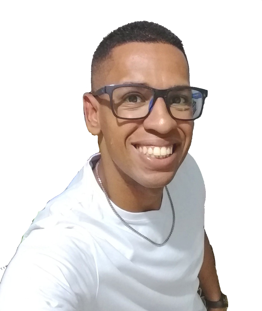 Foto com criador do site, magro moreno usando óculos e sorrindo, blusa branca e fundo transparente no site